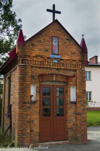 kapliczka domkowa 1945 r, ulica Szkolna, obok szkoły