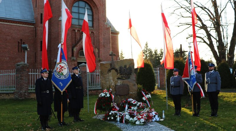 Pomnik „W hołdzie Polakom, którzy oddali życie za Ojczyznę w 100. rocznicę odzyskania przez Polskę Niepodległości oraz zwycięskiej Bitwy Warszawskiej”.