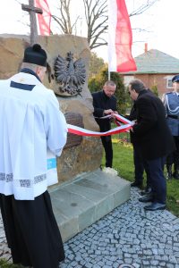 Uroczystość rozpoczęła się od odsłonięcia i poświęcenia pomnika „W hołdzie Polakom, którzy oddali życie za Ojczyznę w 100. rocznicę odzyskania przez Polskę Niepodległości oraz zwycięskiej Bitwy Warszawskiej”.