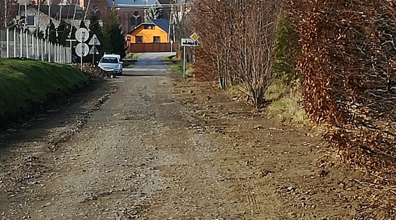 Na zdjęciu fragment drogi żwirowej w miejscowości Bóbrka.