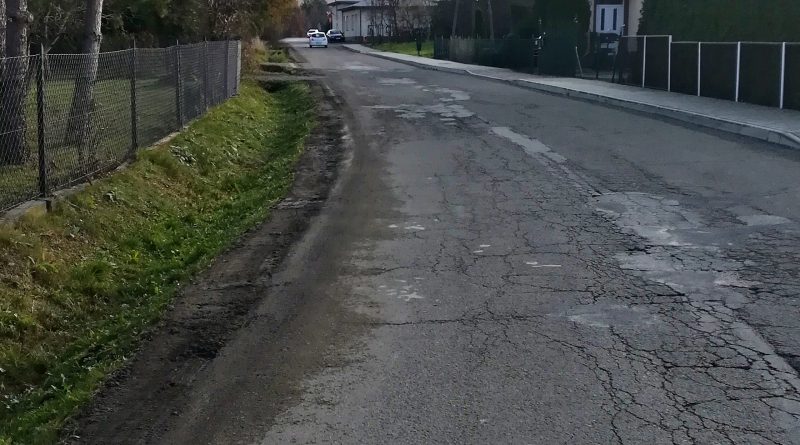 Na zdjęciu zniszczony odcinek drogi w miejscowości Bóbrka.